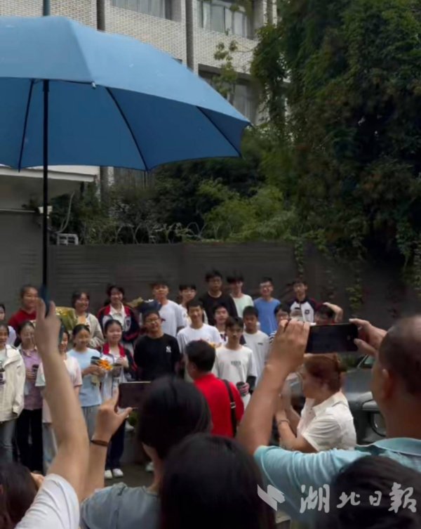 国融资管 考完不急着走！这群学生的集体举动让老师瞬间泪目